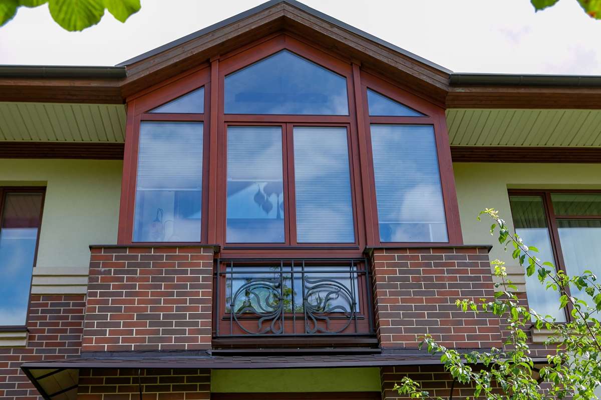 Остекленный балкон изделиями из сосны. Фото 4