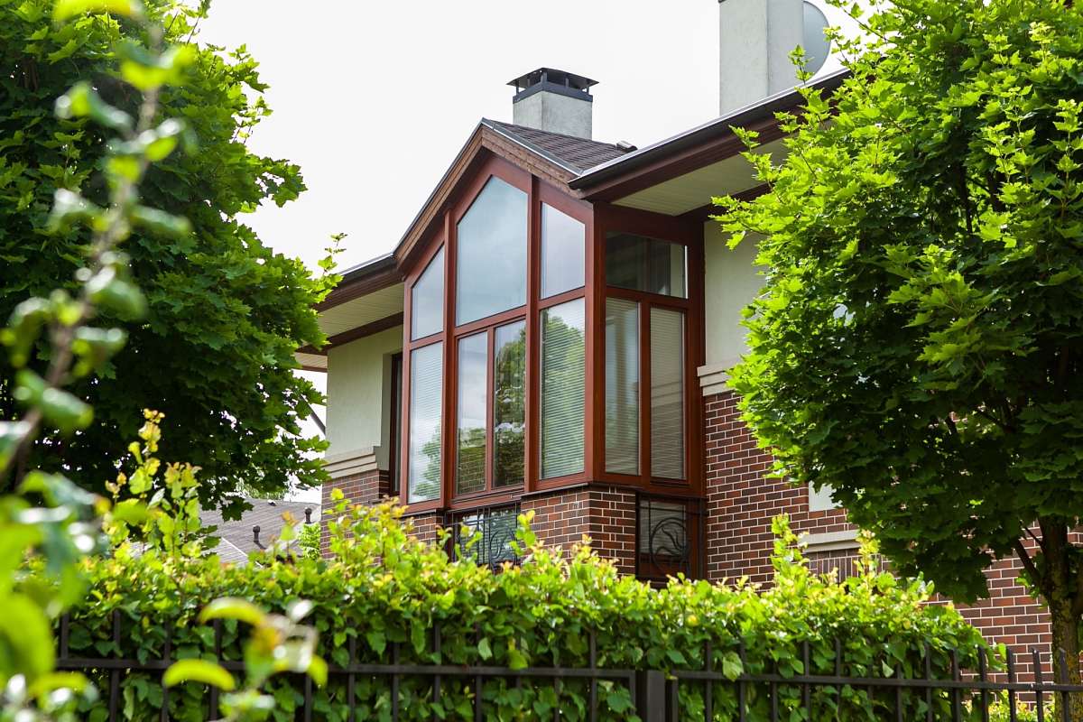 Остекленный балкон изделиями из сосны. Фото 1