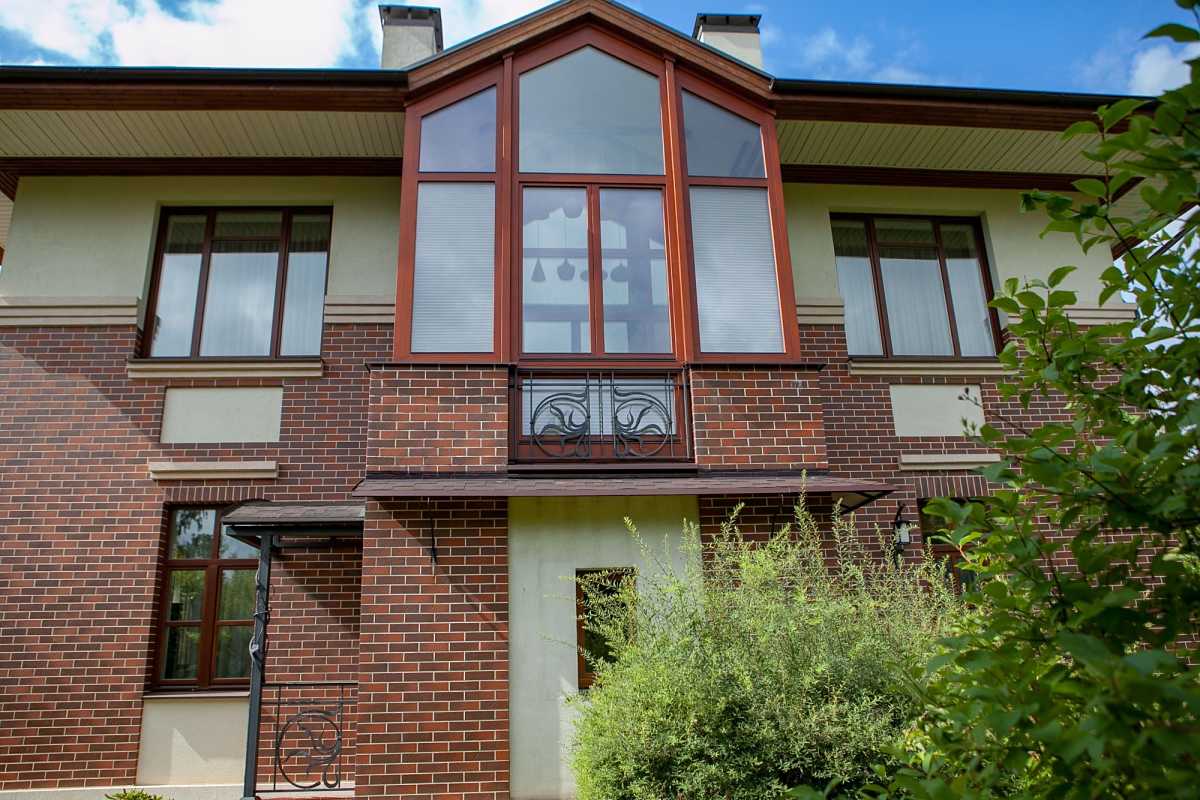 Остекленный балкон изделиями из сосны. Фото 3