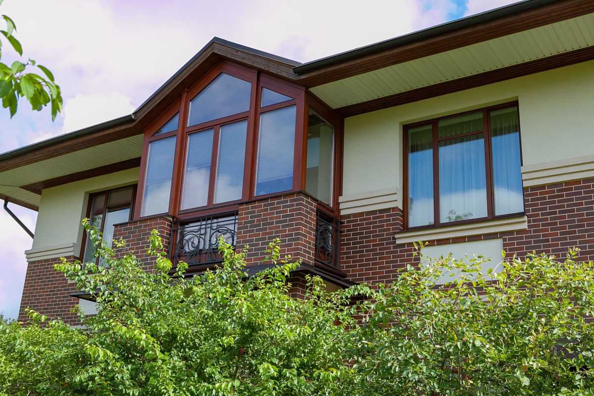 Остекленный балкон изделиями из сосны. Фото 5