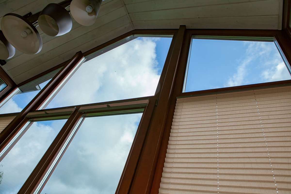 Остекленный балкон изделиями из сосны. Фото 6