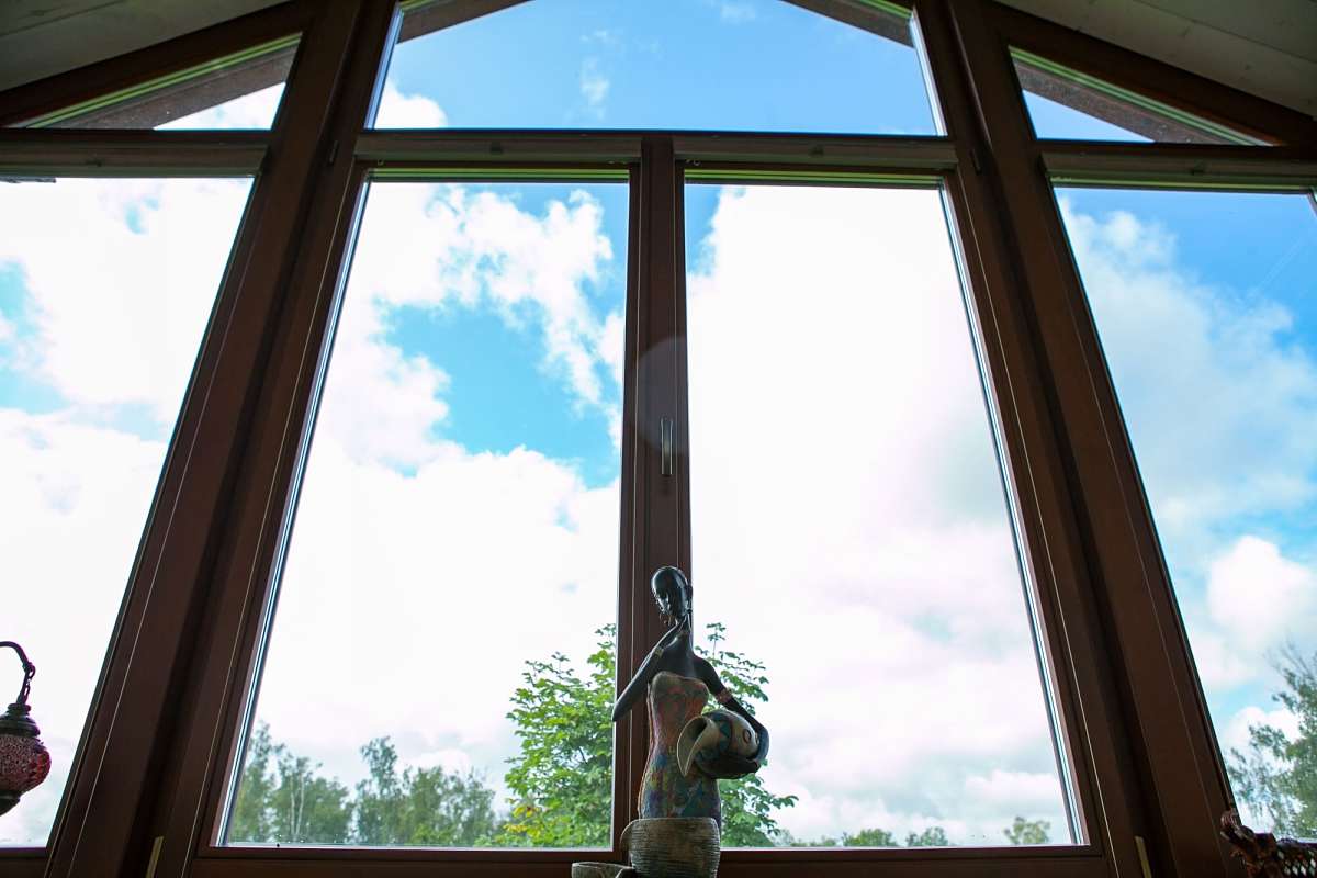 Остекленный балкон изделиями из сосны. Фото 7