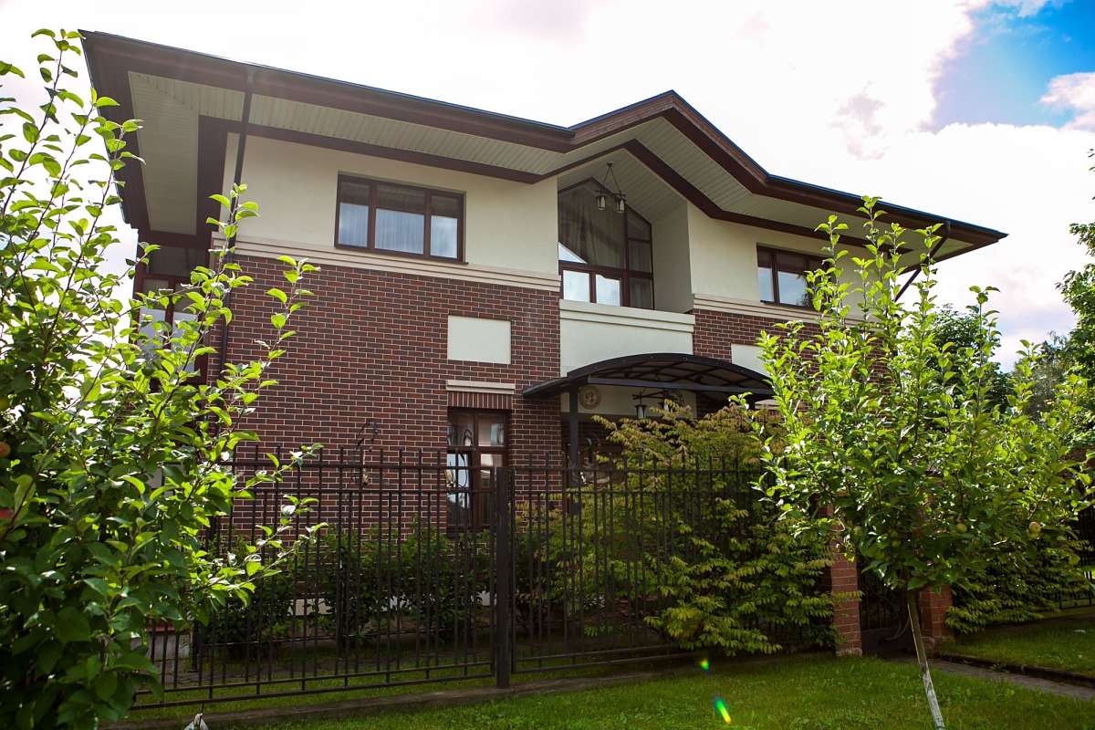 Остекленный балкон изделиями из сосны. Фото 8