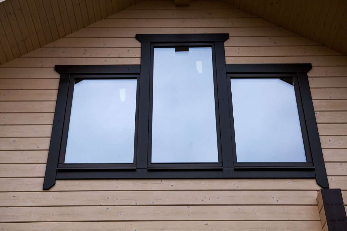 Деревянные окна в загородном доме в д. Березовый мостик. Фото 9