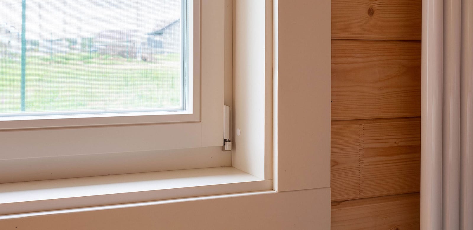 Дмитров. Установка деревянных окон и дверей, полная отделка в цвет изделий.