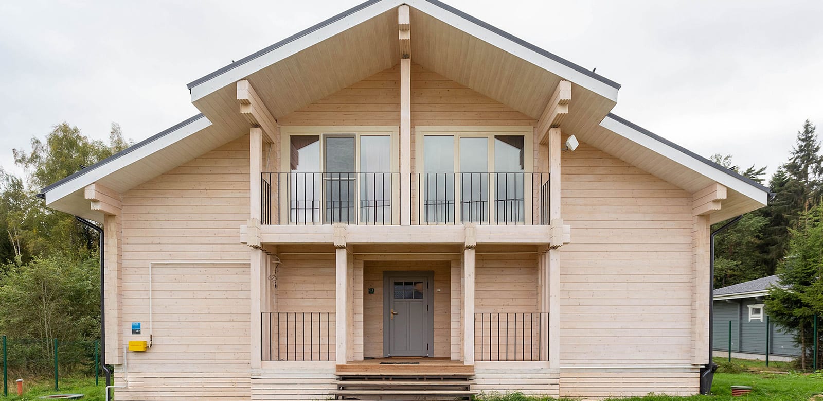 Дмитров. Установка деревянных окон и дверей, полная отделка в цвет изделий.