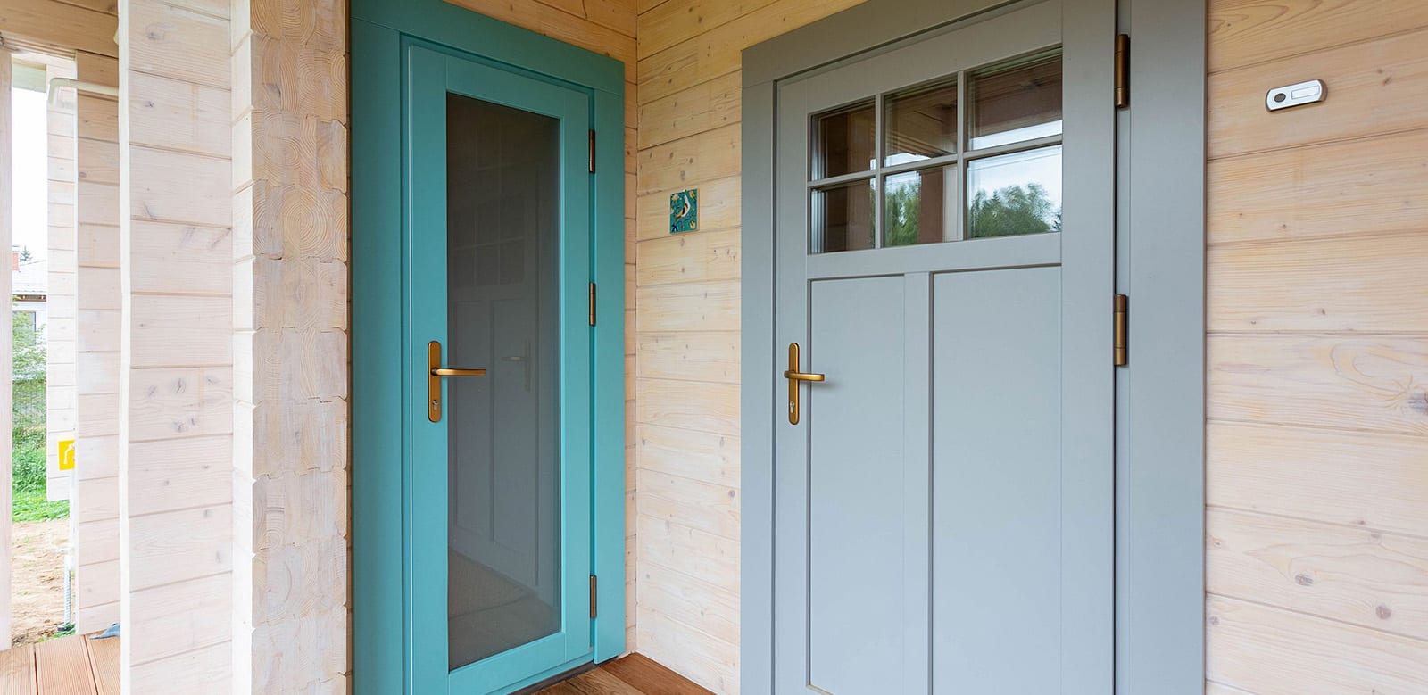 Дмитров. Установка деревянных окон и дверей, полная отделка в цвет изделий.