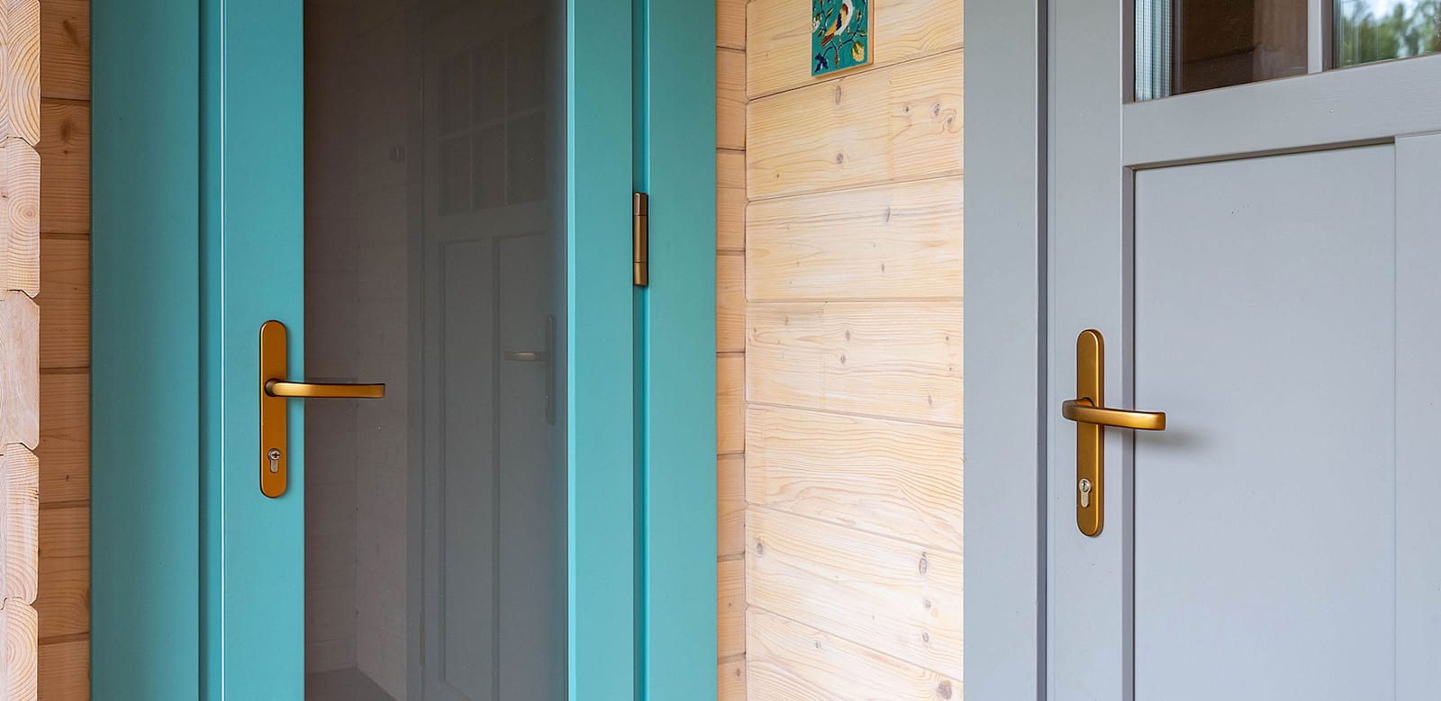 Дмитров. Установка деревянных окон и дверей, полная отделка в цвет изделий.