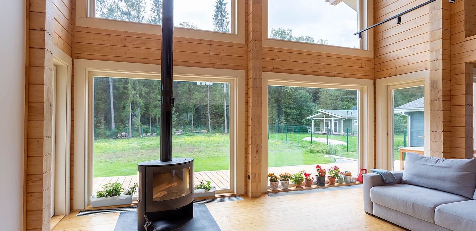 Дмитров. Установка деревянных окон и дверей, полная отделка в цвет изделий.