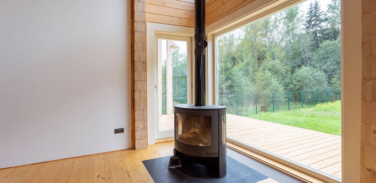 Дмитров. Установка деревянных окон и дверей, полная отделка в цвет изделий.