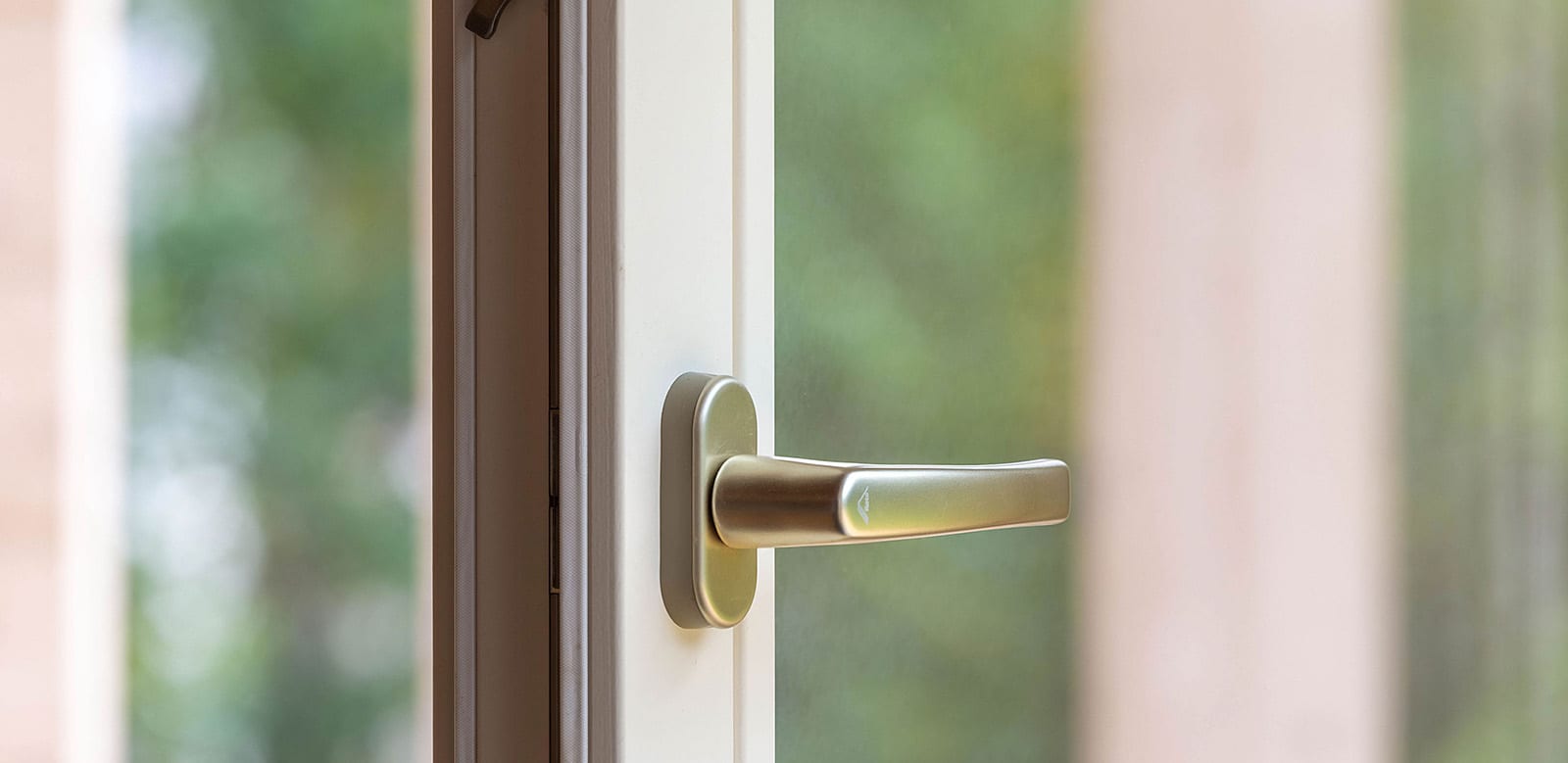 Дмитров. Установка деревянных окон и дверей, полная отделка в цвет изделий.