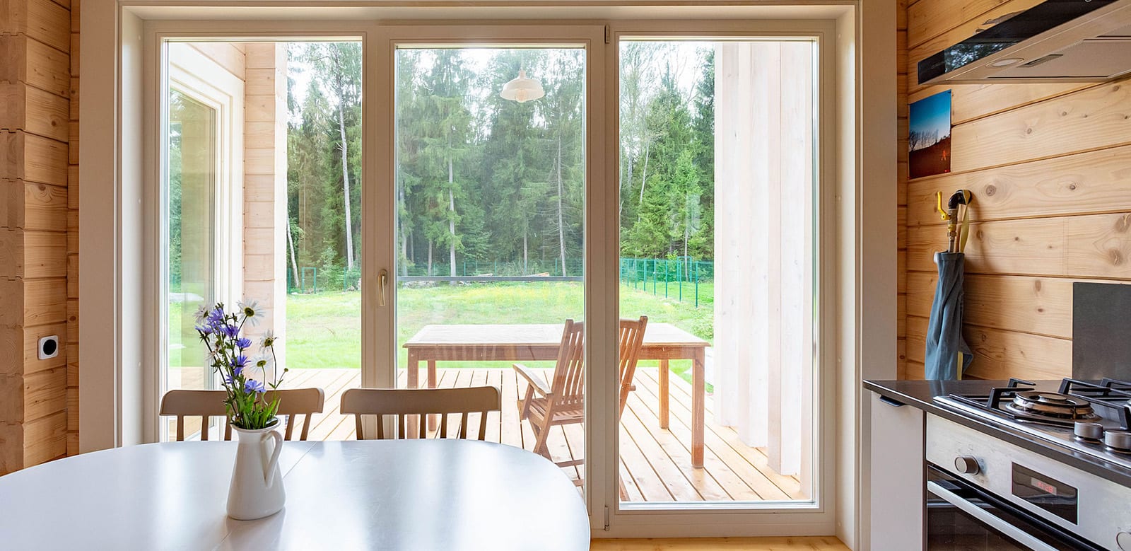 Дмитров. Установка деревянных окон и дверей, полная отделка в цвет изделий.