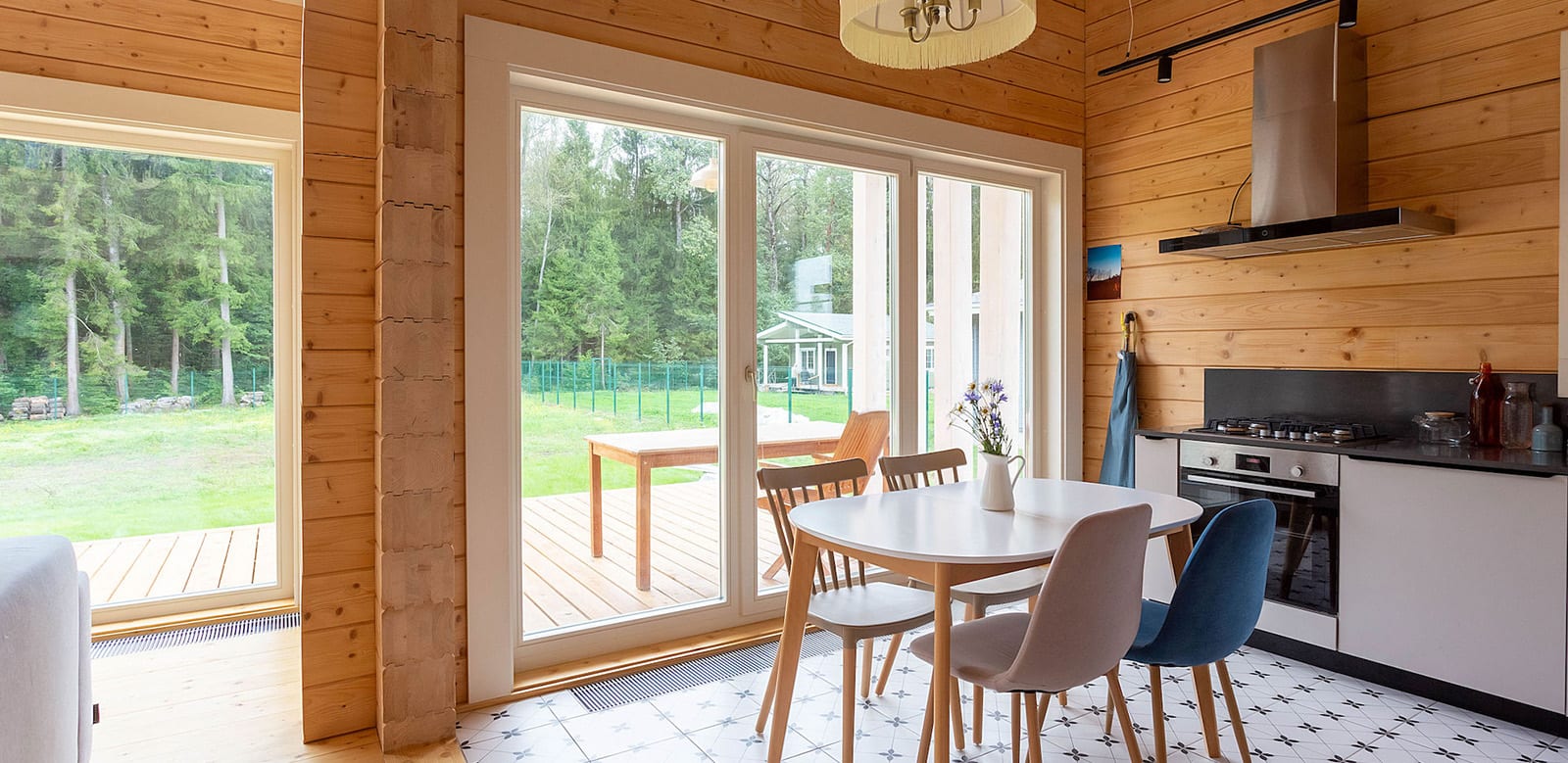 Дмитров. Установка деревянных окон и дверей, полная отделка в цвет изделий.