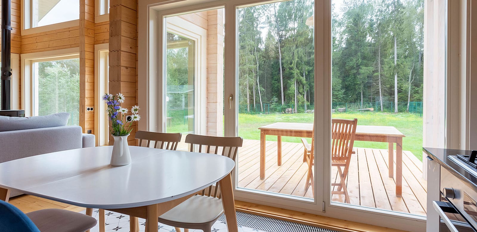 Дмитров. Установка деревянных окон и дверей, полная отделка в цвет изделий.