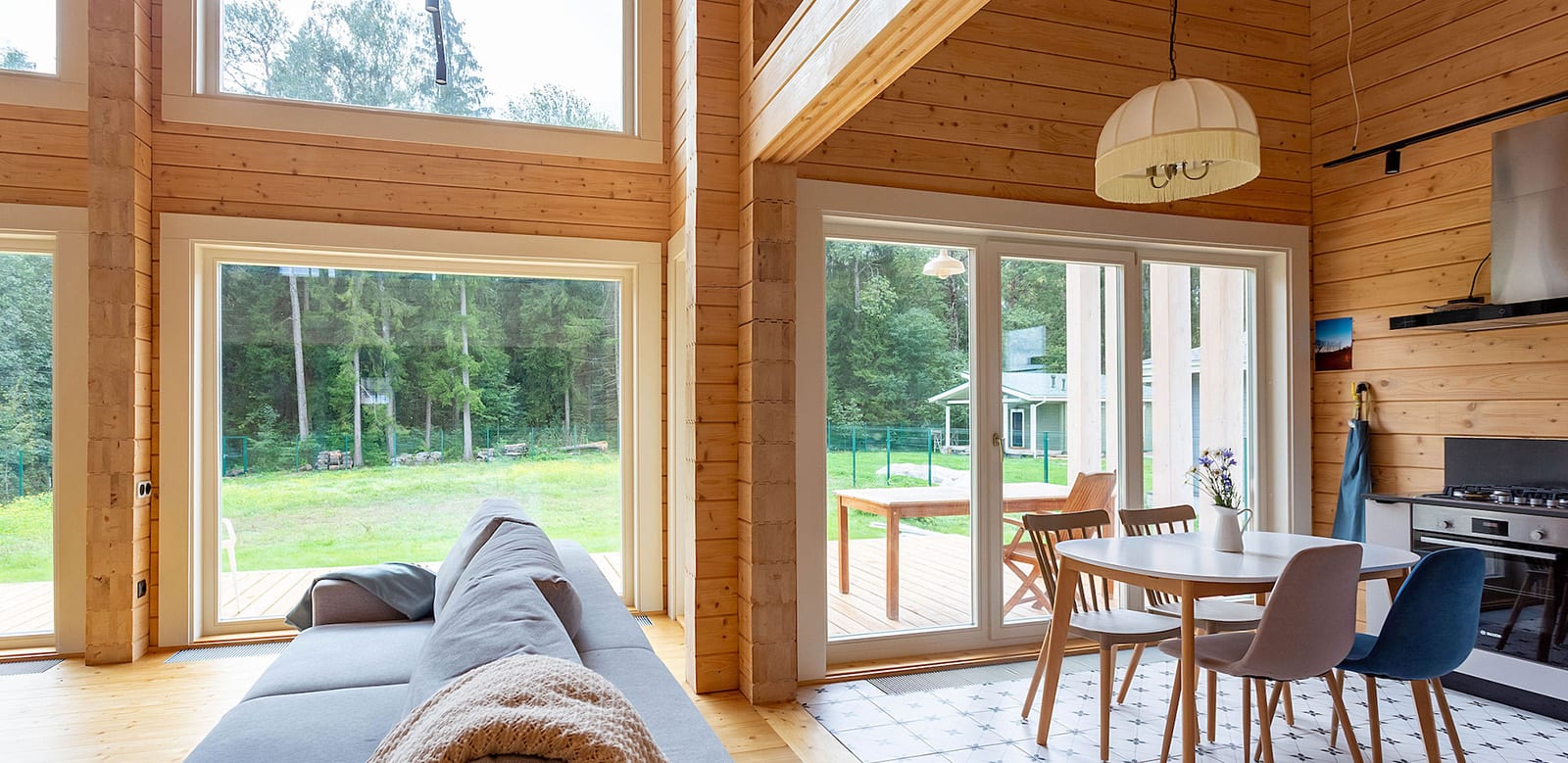 Дмитров. Установка деревянных окон и дверей, полная отделка в цвет изделий.