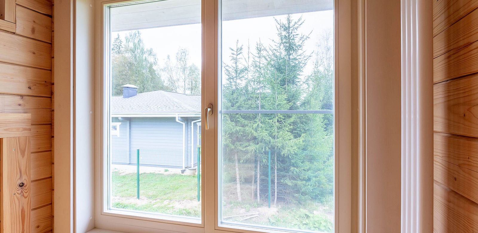 Дмитров. Установка деревянных окон и дверей, полная отделка в цвет изделий.