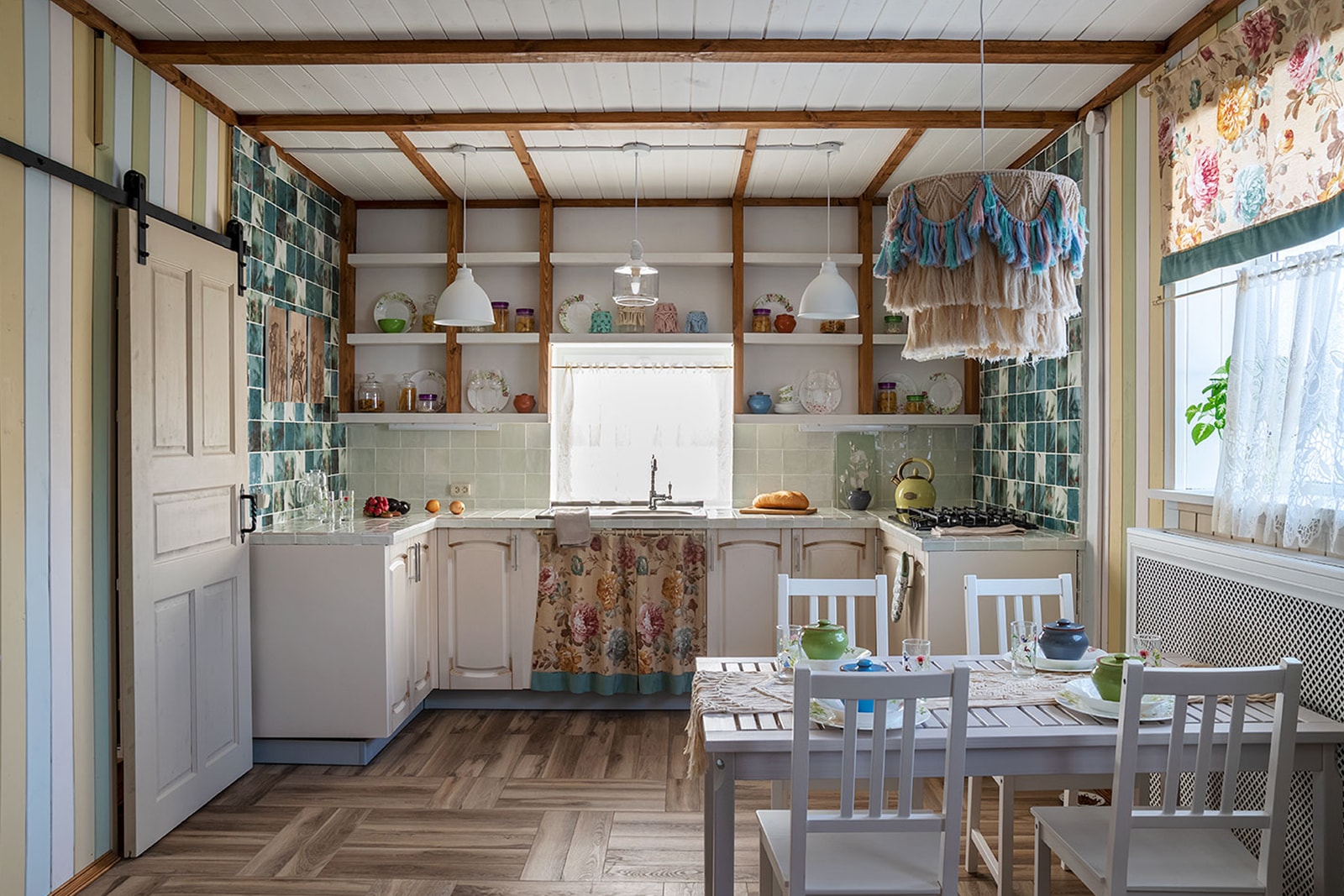 Установка евроокна из сосны с фрамужной створкой в стиле Прованс для программы «Фазенда» на телеканале «Мир».