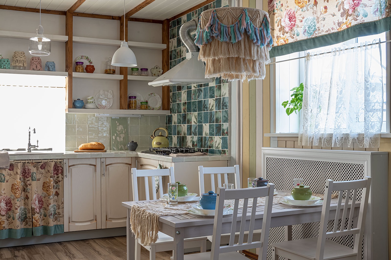 Установка евроокна из сосны с фрамужной створкой в стиле Прованс для программы «Фазенда» на телеканале «Мир».