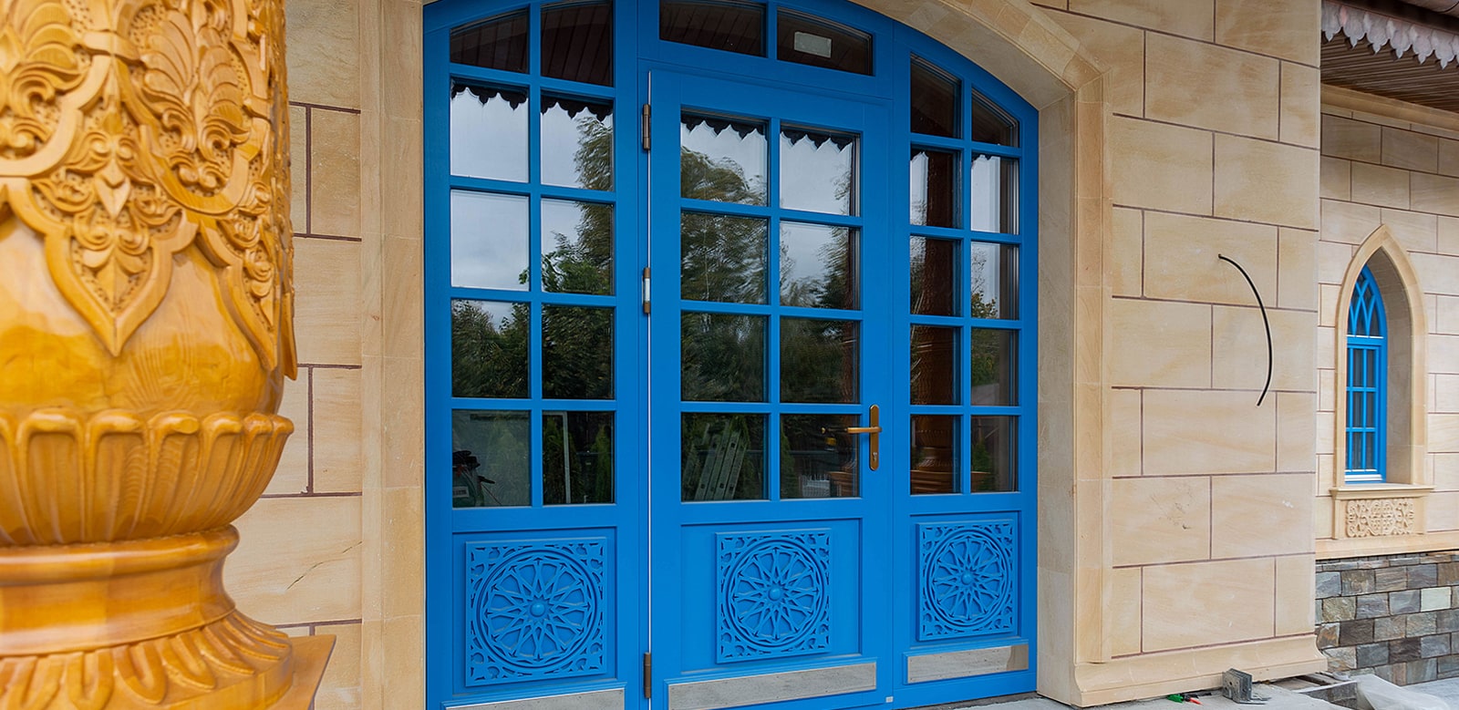 Косовцев. Окна и двери из сращенного дуба. Московская область.