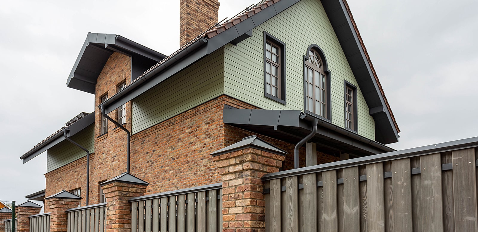 Косовцев. Окна и двери из сращенного дуба. Подмосковье.