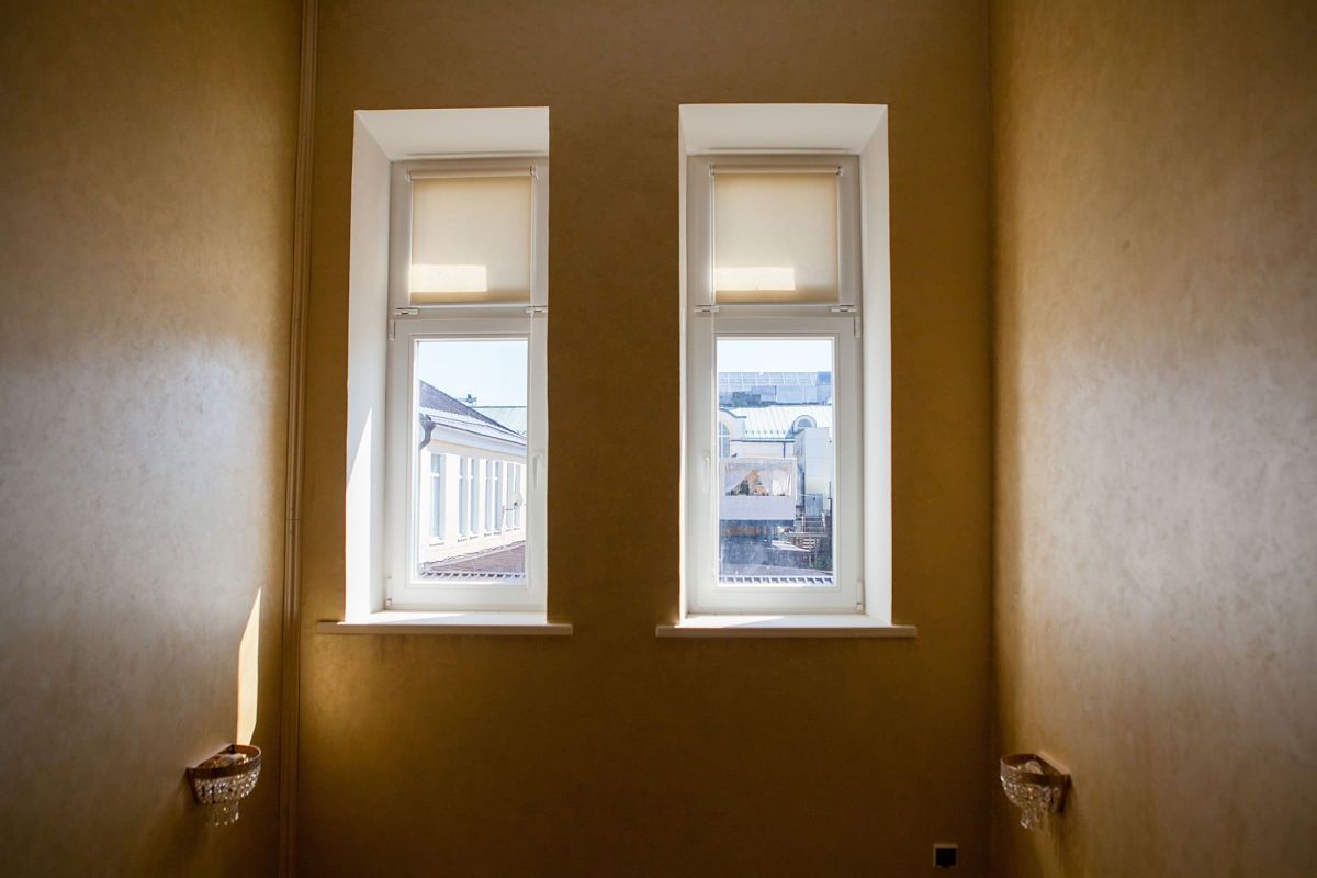 Окна из сосны в кукольном театре. Фото 1