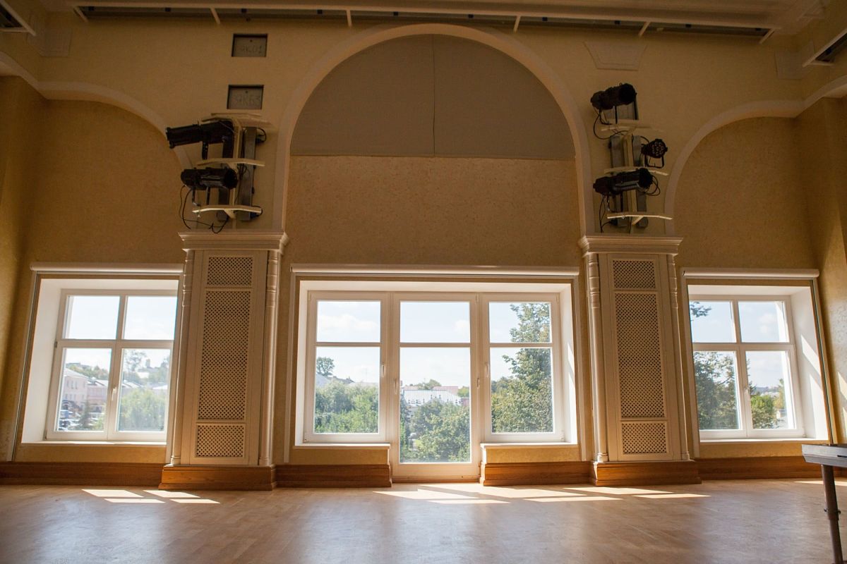 Окна из сосны в кукольном театре. Фото 2