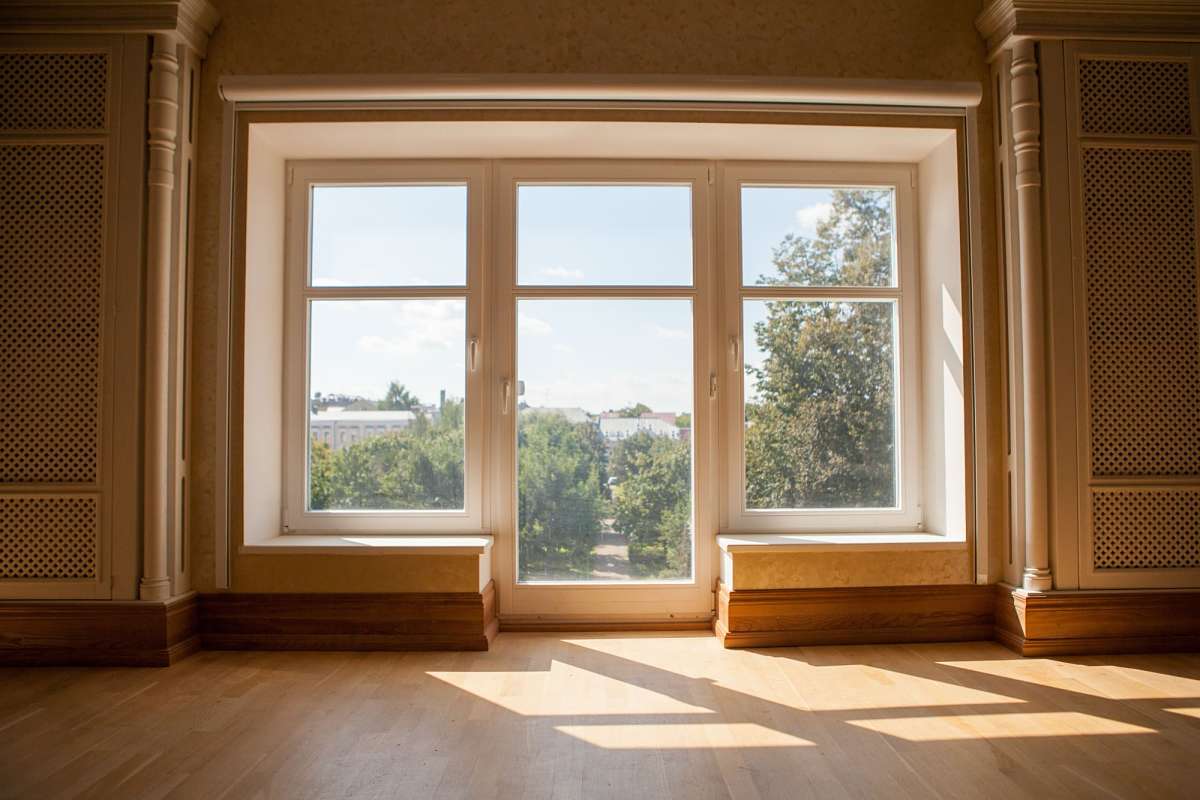 Окна из сосны в кукольном театре. Фото 3