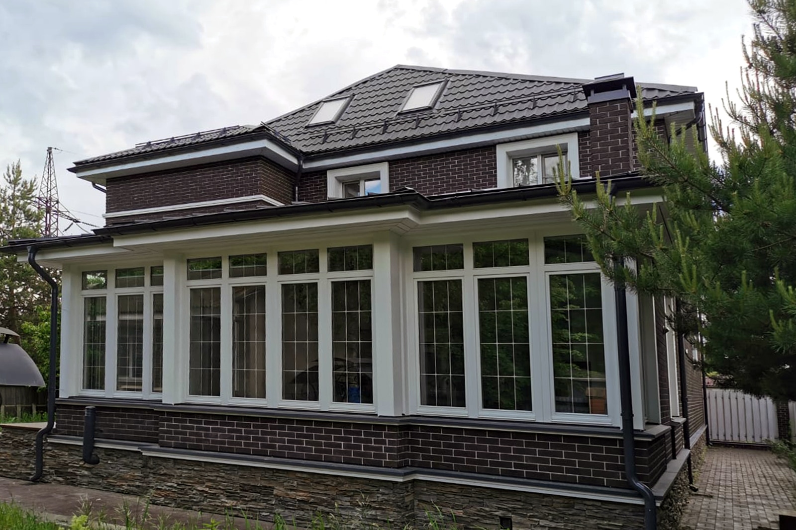 Установка окон из сосны, цвет белый, евро, внутри стеклопакетов раскладка 8 мм белая.