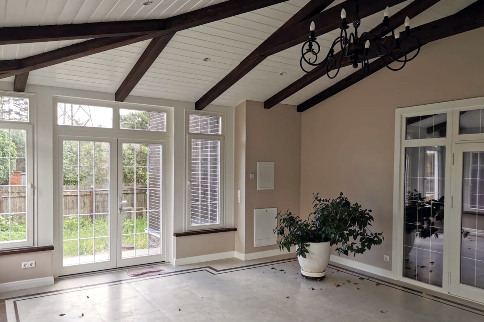 Установка окон из сосны, цвет белый, евро, внутри стеклопакетов раскладка 8 мм белая.