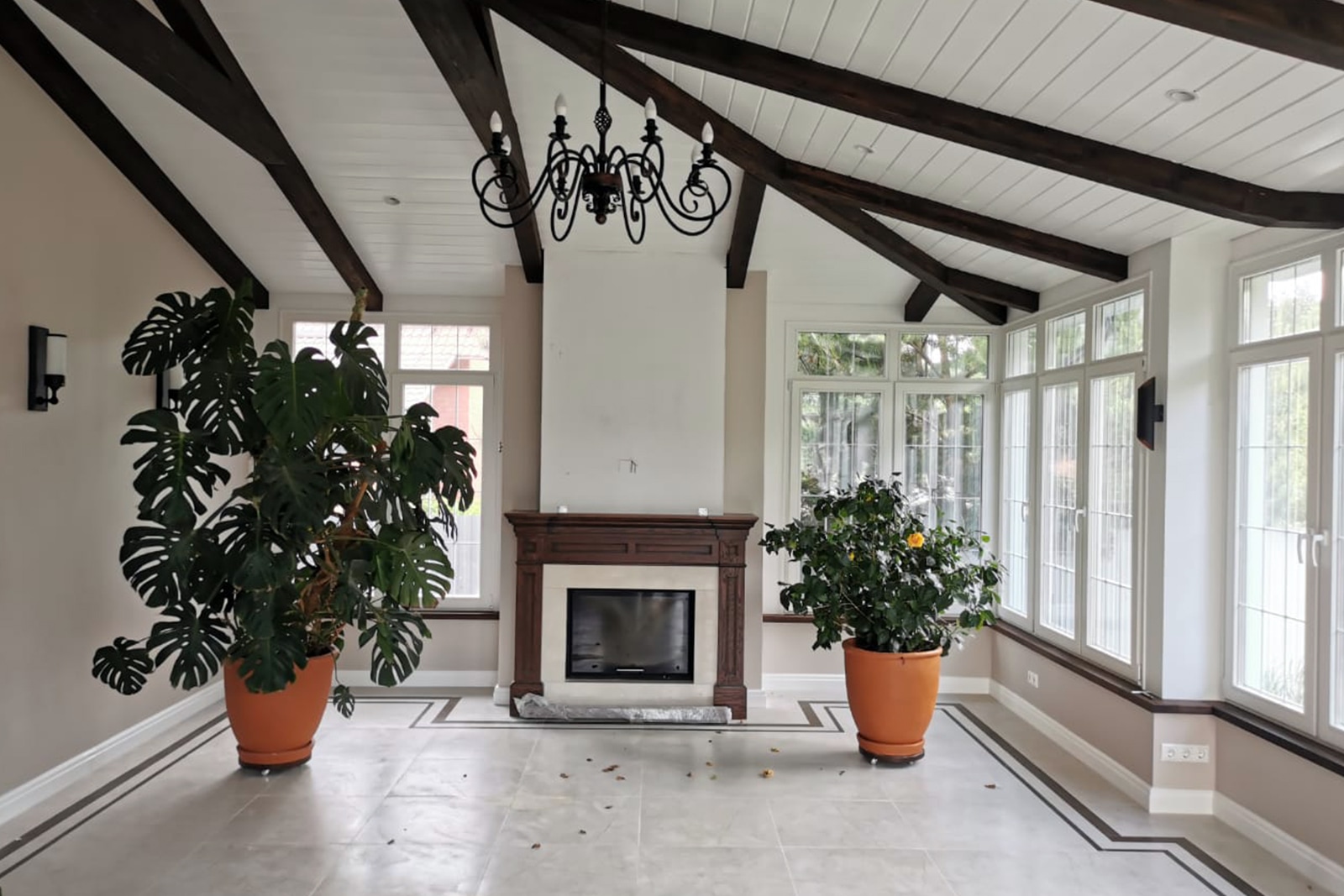 Установка окон из сосны, цвет белый, евро, внутри стеклопакетов раскладка 8 мм белая.