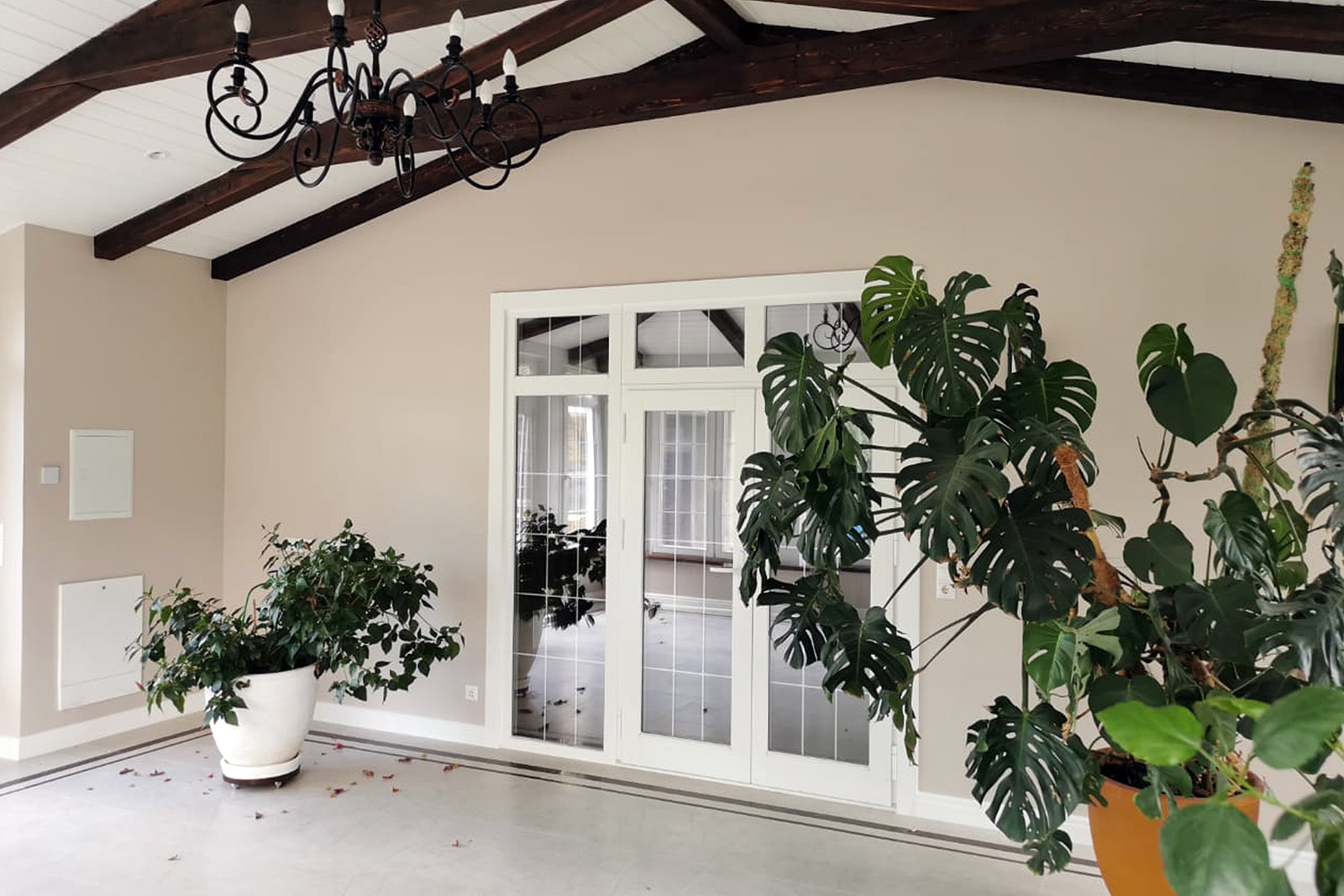 Установка окон из сосны, цвет белый, евро, внутри стеклопакетов раскладка 8 мм белая.