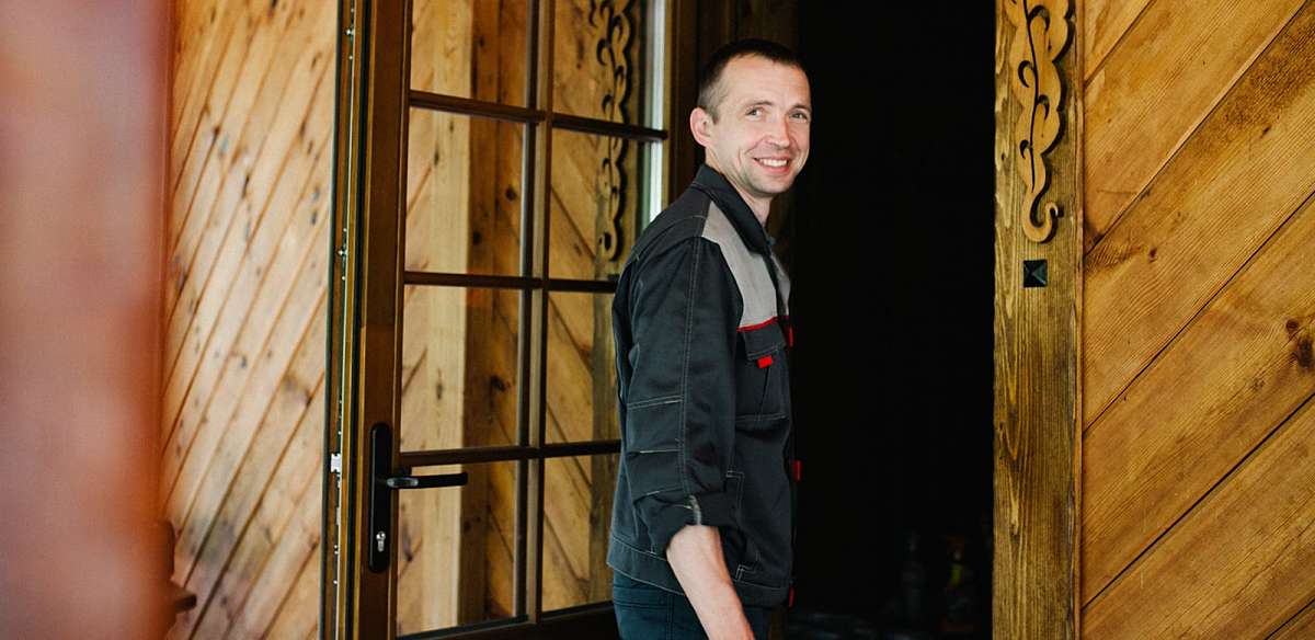 Монтажник компании по установки деревянных окон