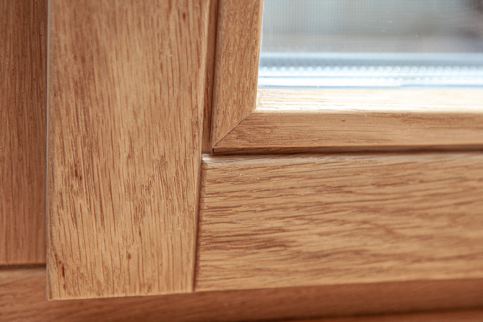 Установка окон и балконного блока из цельноламельного дуба