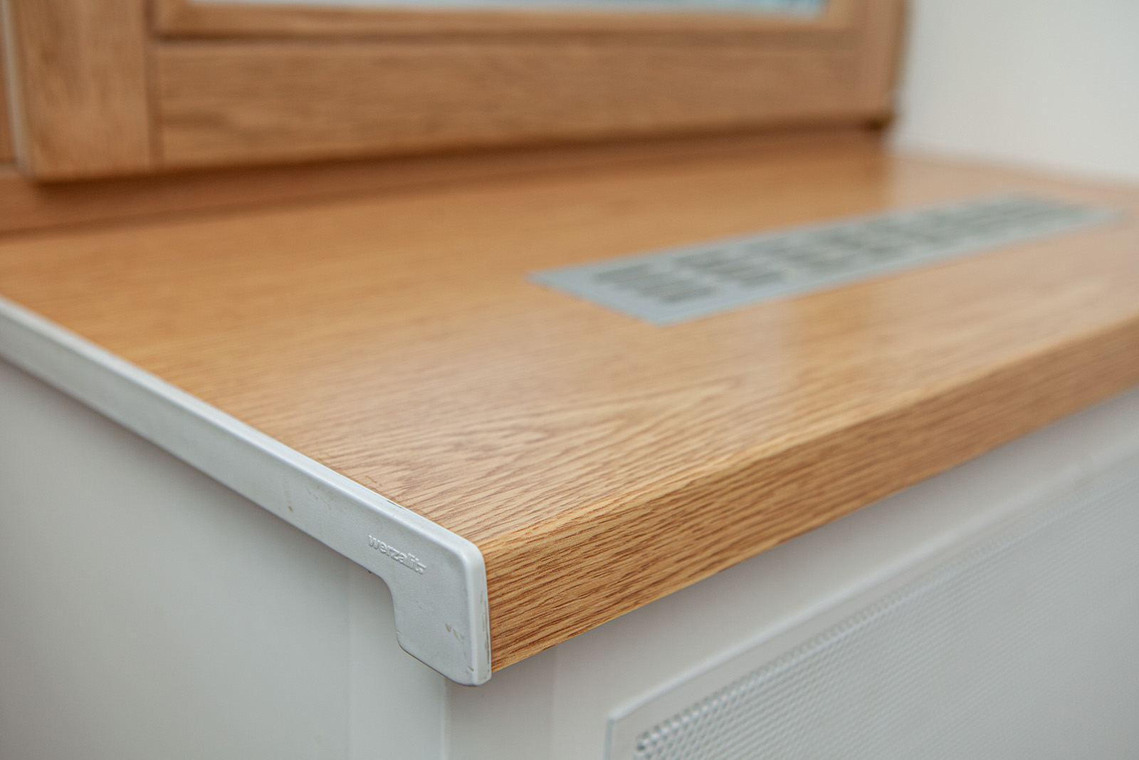 Установка окон и балконного блока из цельноламельного дуба