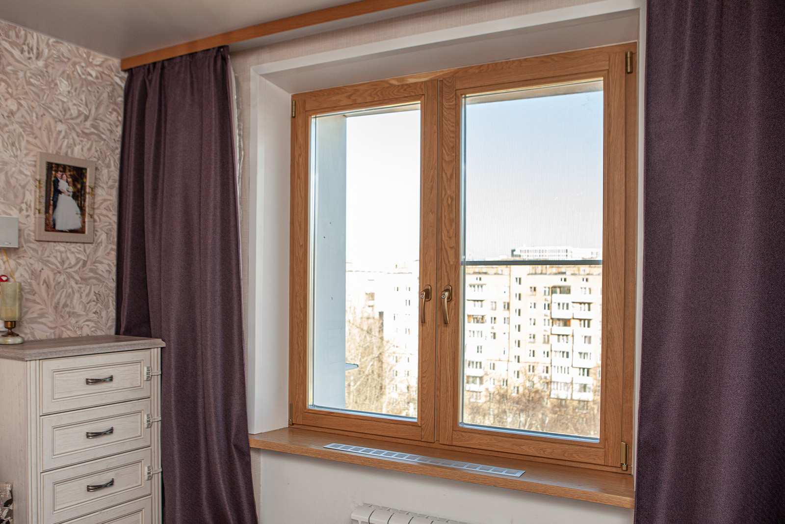 Установка окон и балконного блока из цельноламельного дуба