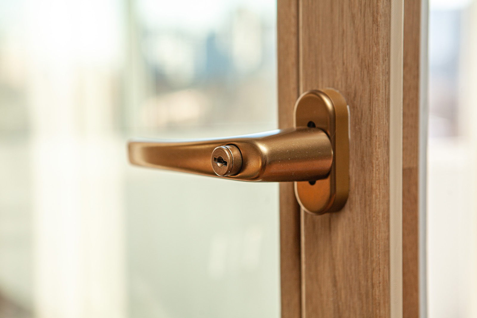 Установка окон и балконного блока из цельноламельного дуба