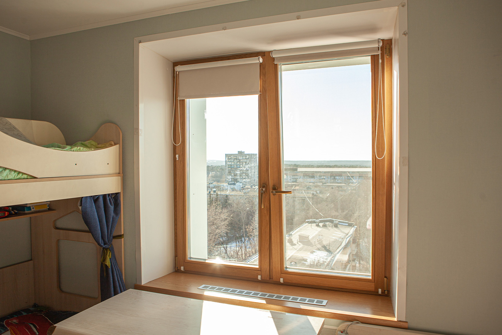 Установка окон и балконного блока из цельноламельного дуба