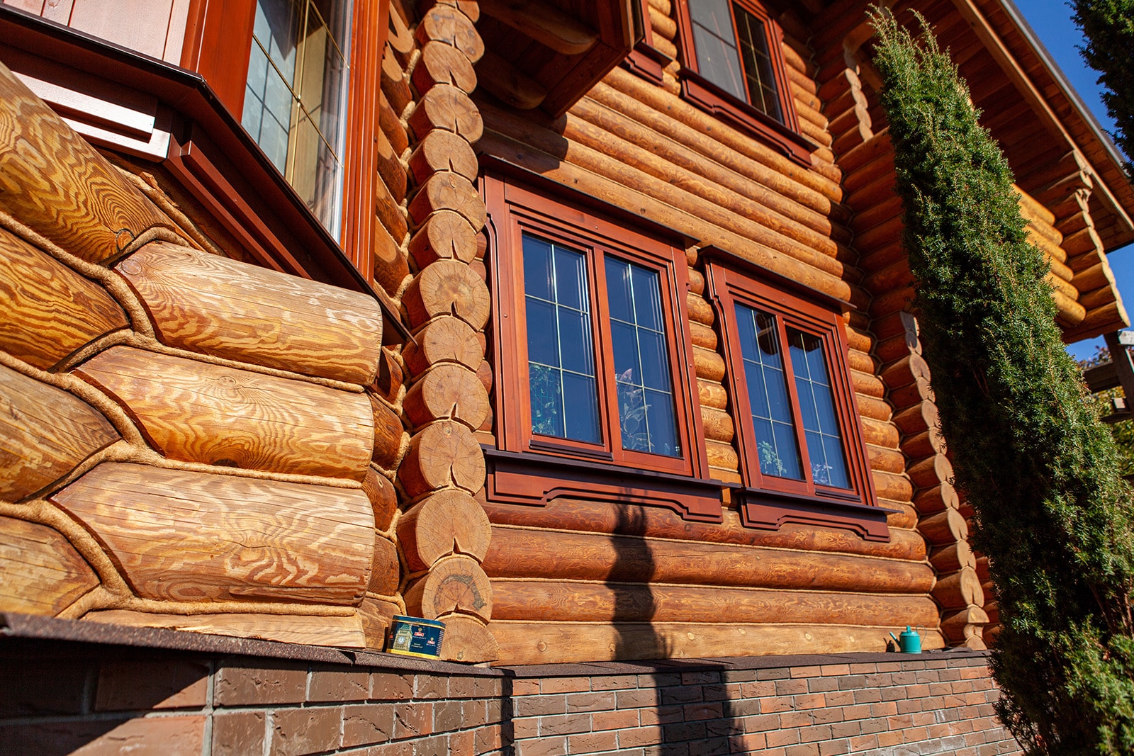 Изготовление деревянных окон и входных дверей по индивидуальному эскизу.