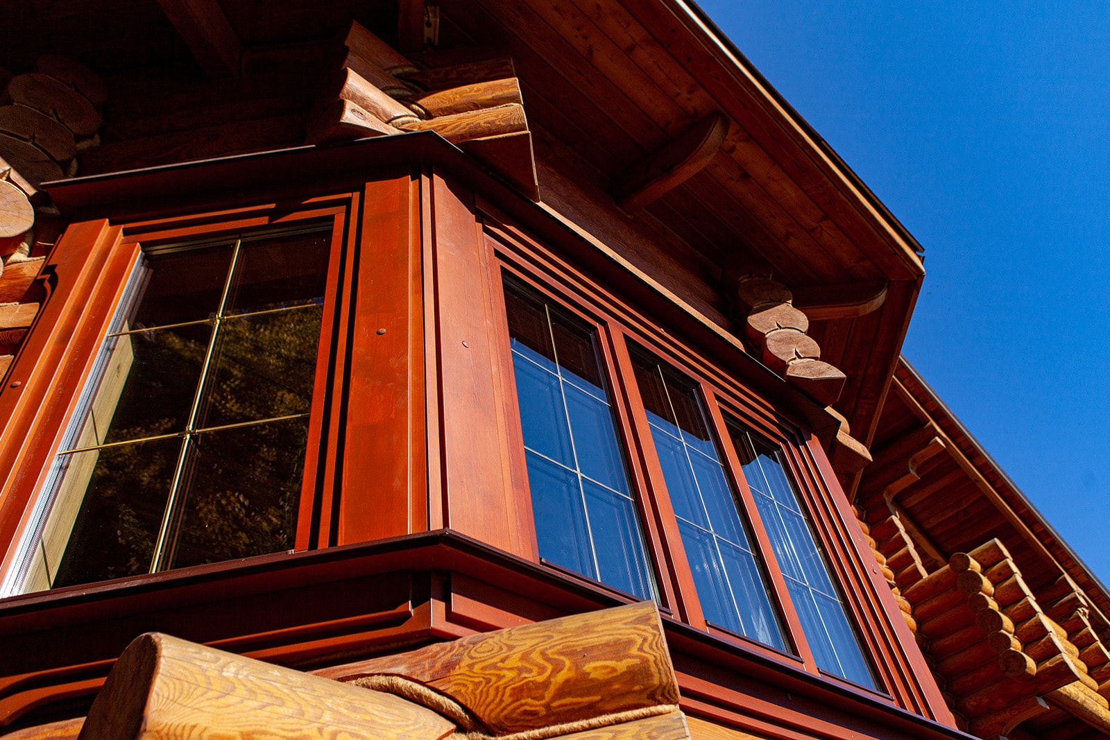 Изготовление деревянных окон и входных дверей по индивидуальному эскизу.