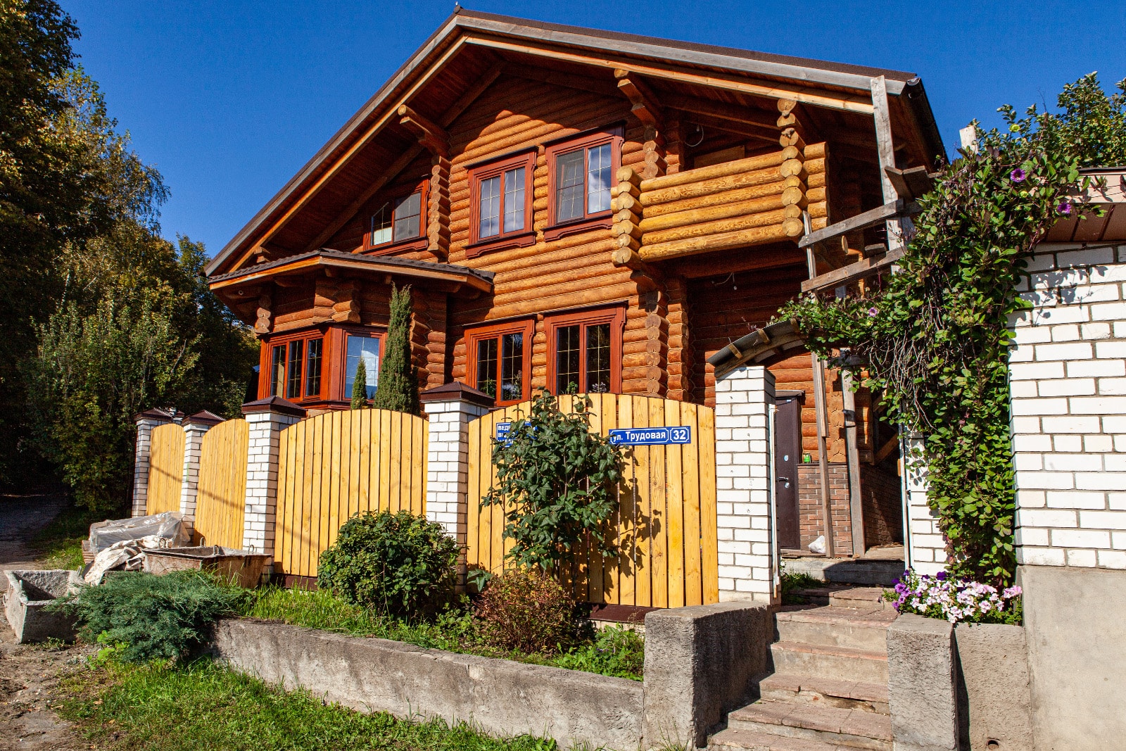 Изготовление деревянных окон и входных дверей по индивидуальному эскизу.