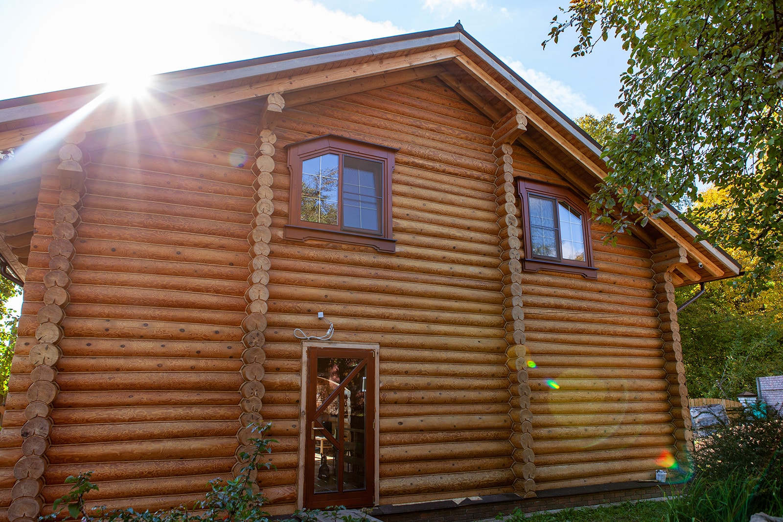 Изготовление деревянных окон и входных дверей по индивидуальному эскизу.