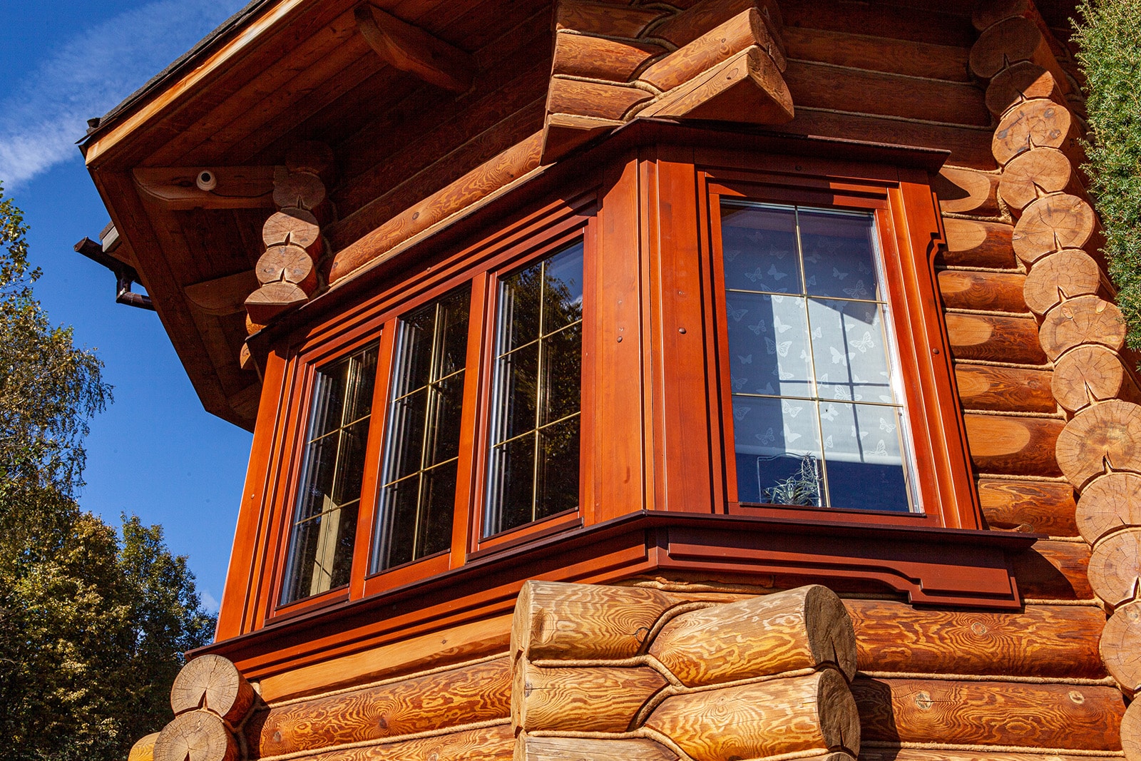 Изготовление деревянных окон и входных дверей по индивидуальному эскизу.