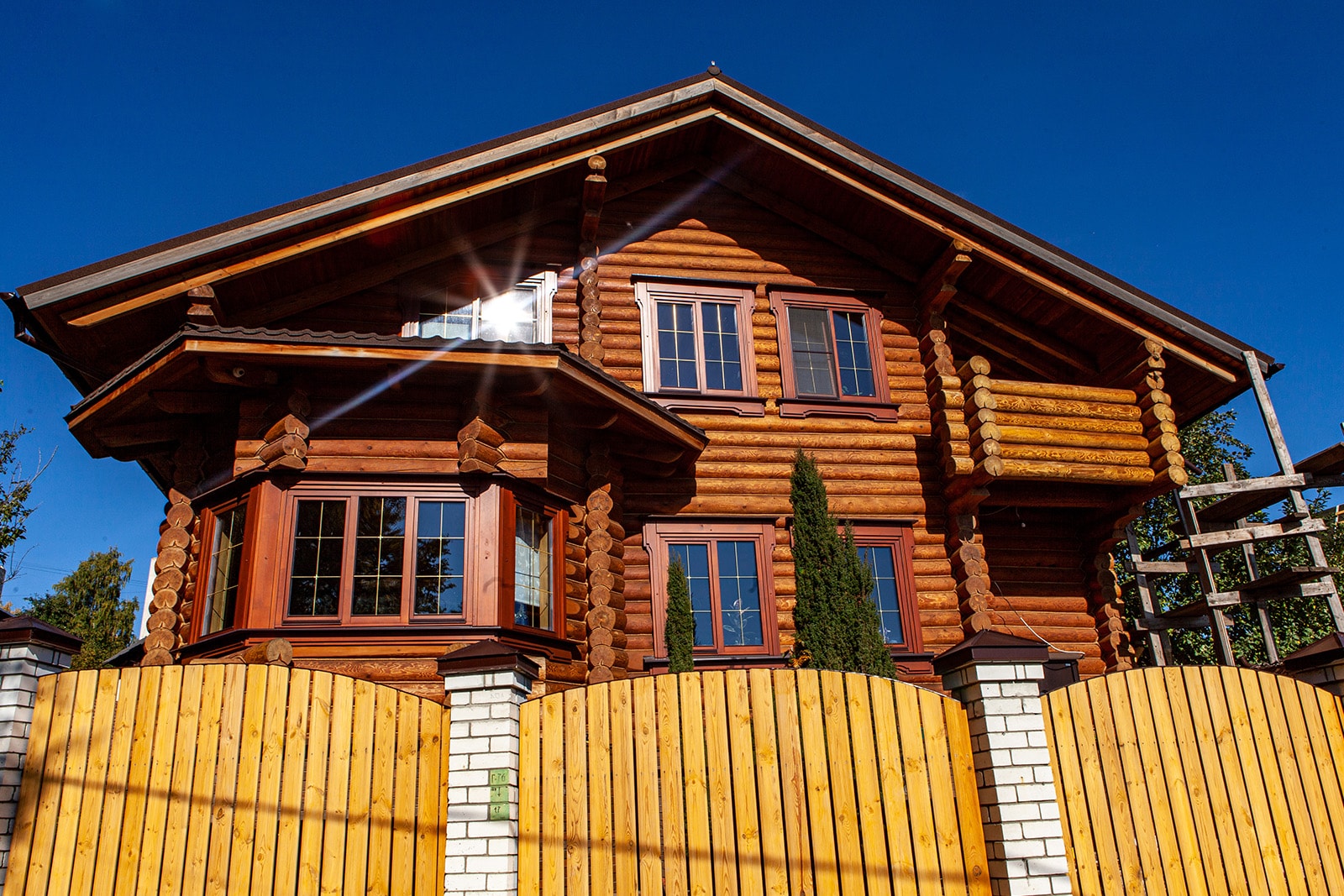 Изготовление деревянных окон и входных дверей по индивидуальному эскизу.