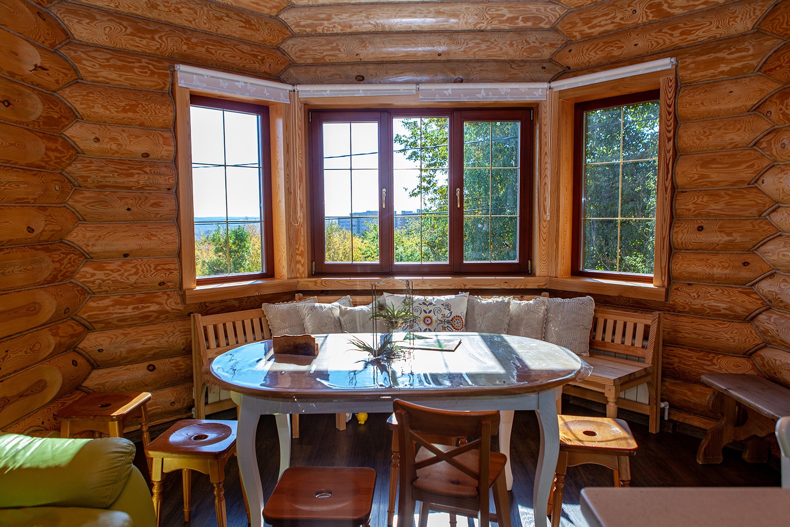 Изготовление деревянных окон и входных дверей по индивидуальному эскизу.