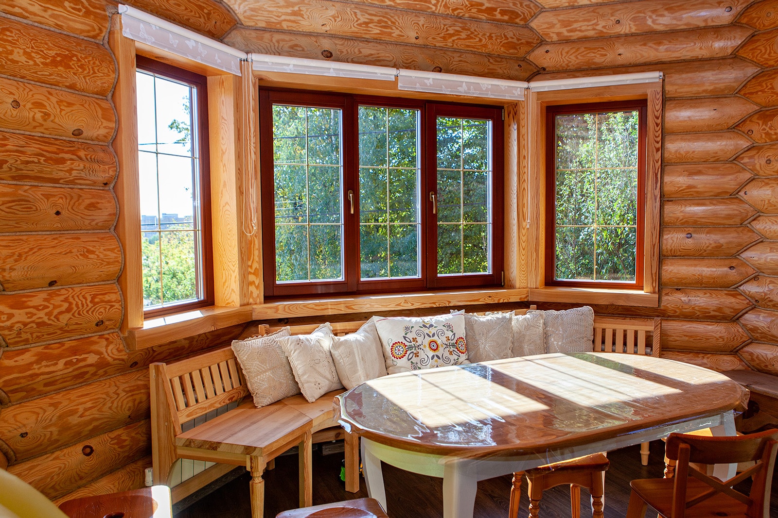 Изготовление деревянных окон и входных дверей по индивидуальному эскизу.