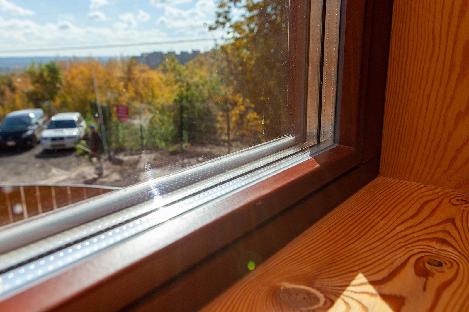 Изготовление деревянных окон и входных дверей по индивидуальному эскизу.