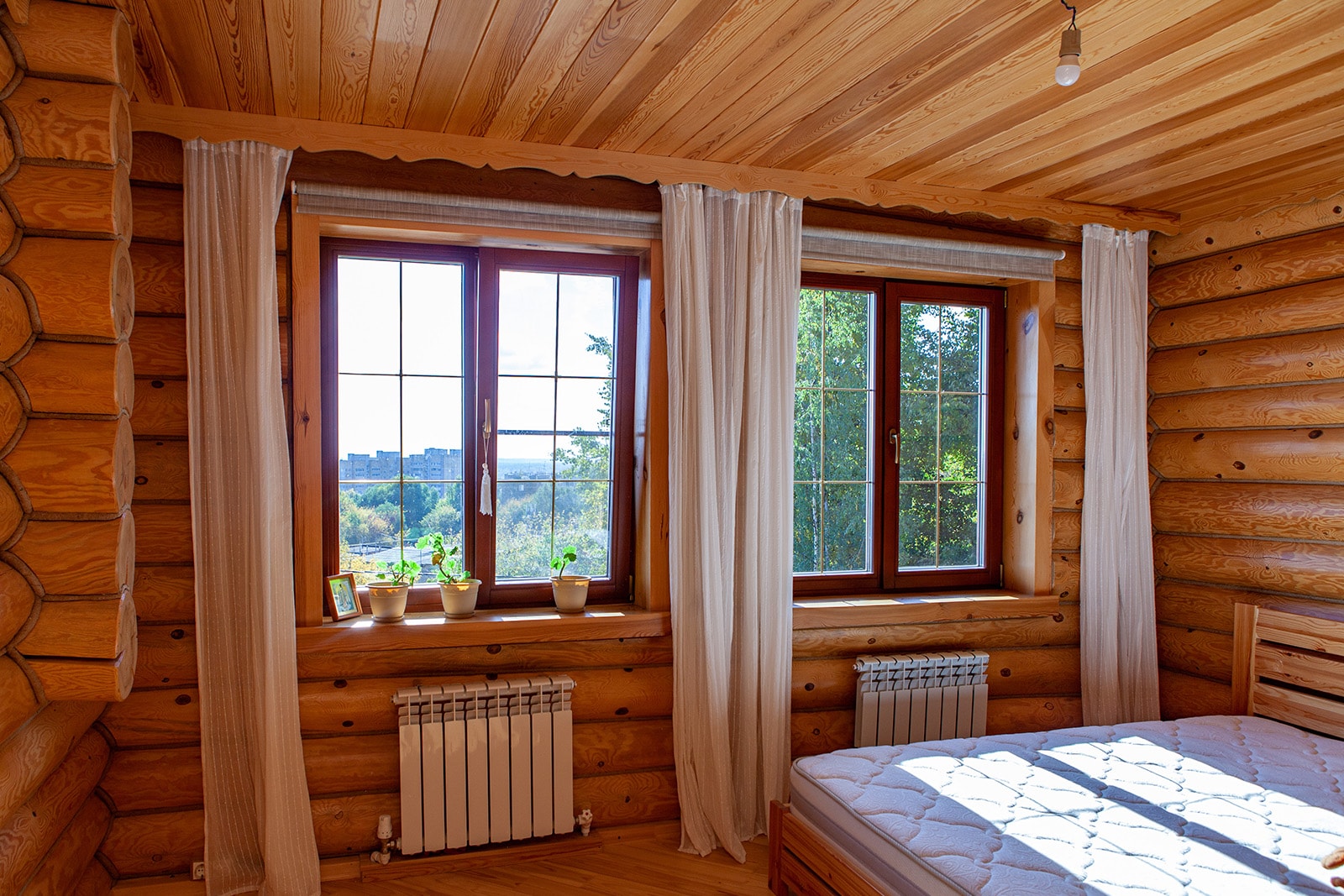 Изготовление деревянных окон и входных дверей по индивидуальному эскизу.