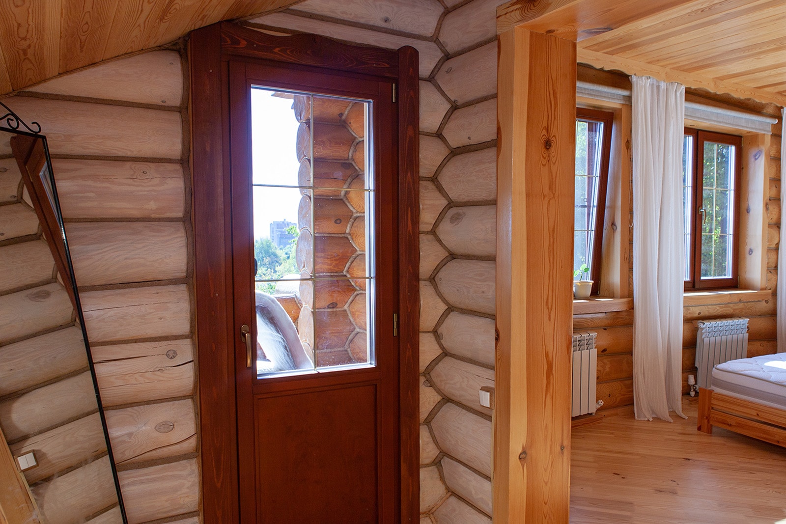 Изготовление деревянных окон и входных дверей по индивидуальному эскизу.