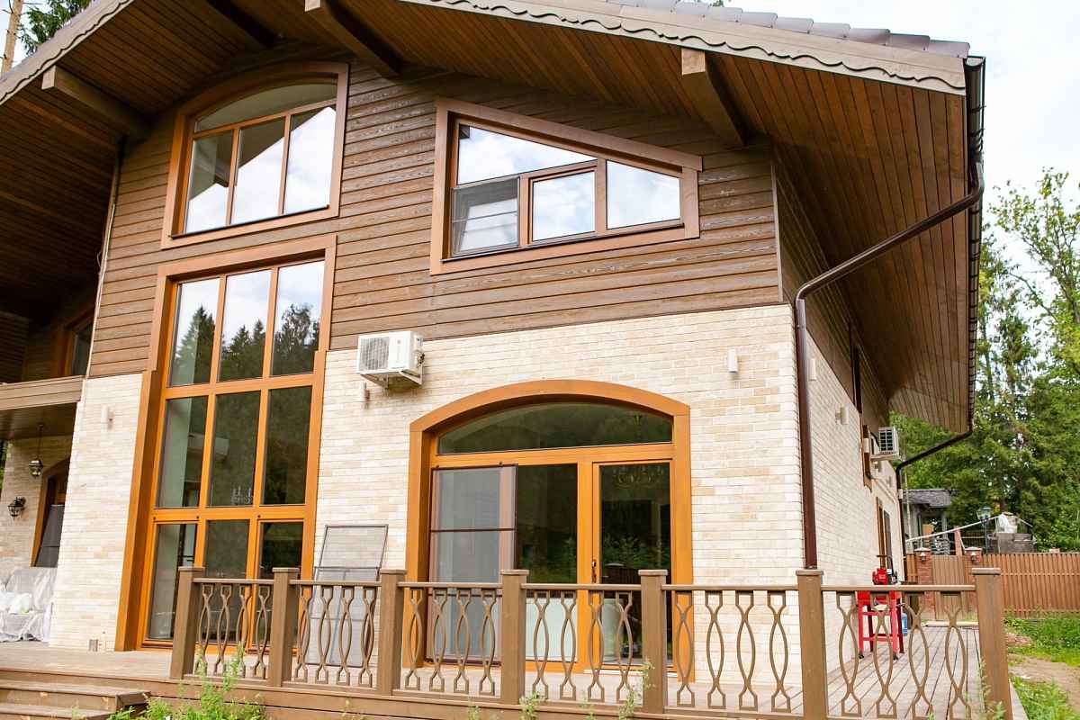 Евро окна и входные двери из цельно ламельной лиственницы. Фото 2