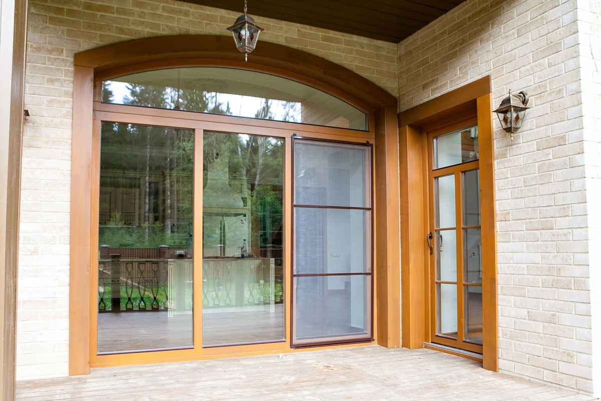 Евро окна и входные двери из цельно ламельной лиственницы. Фото 1